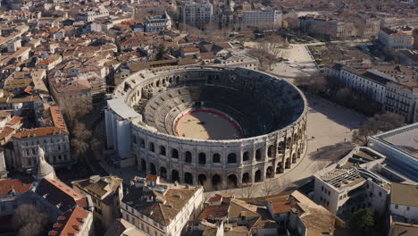 Luftaufnahme,-Die-Im-Winter-Um-Die-Arena-Von-Nîmes,-Einem-Römischen-Amphitheater,-Fliegt